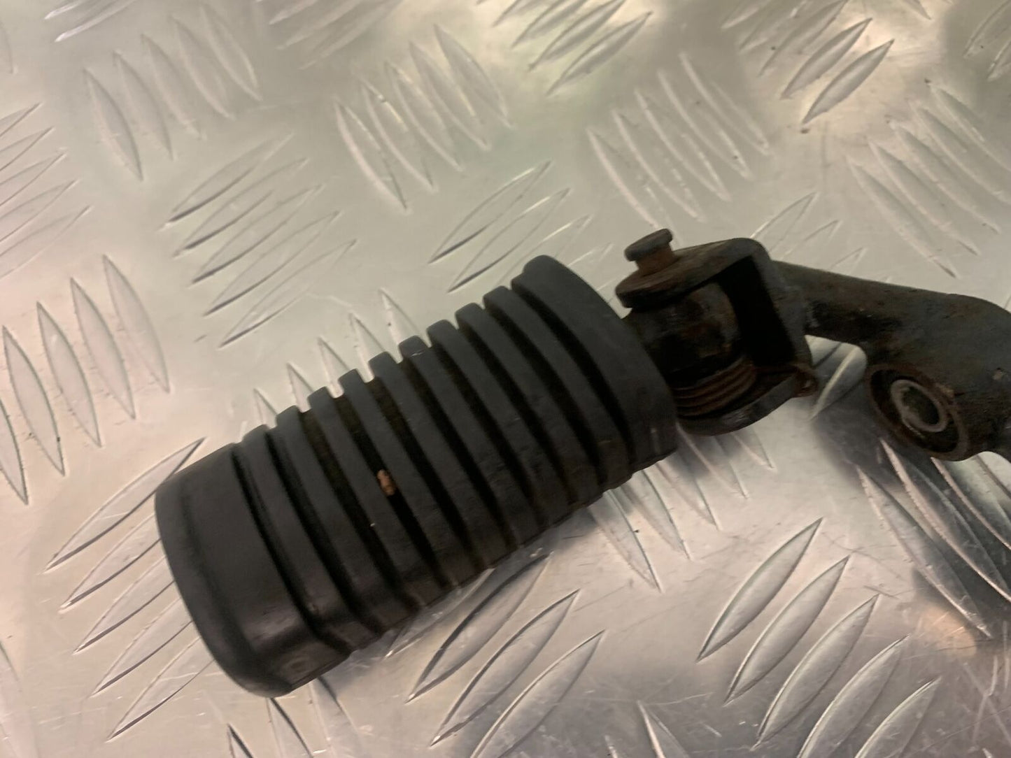 SUZUKI GS750 E GS 750E FRONT LEFT FOOTPEG   YEAR 1979  (STOCK 959)