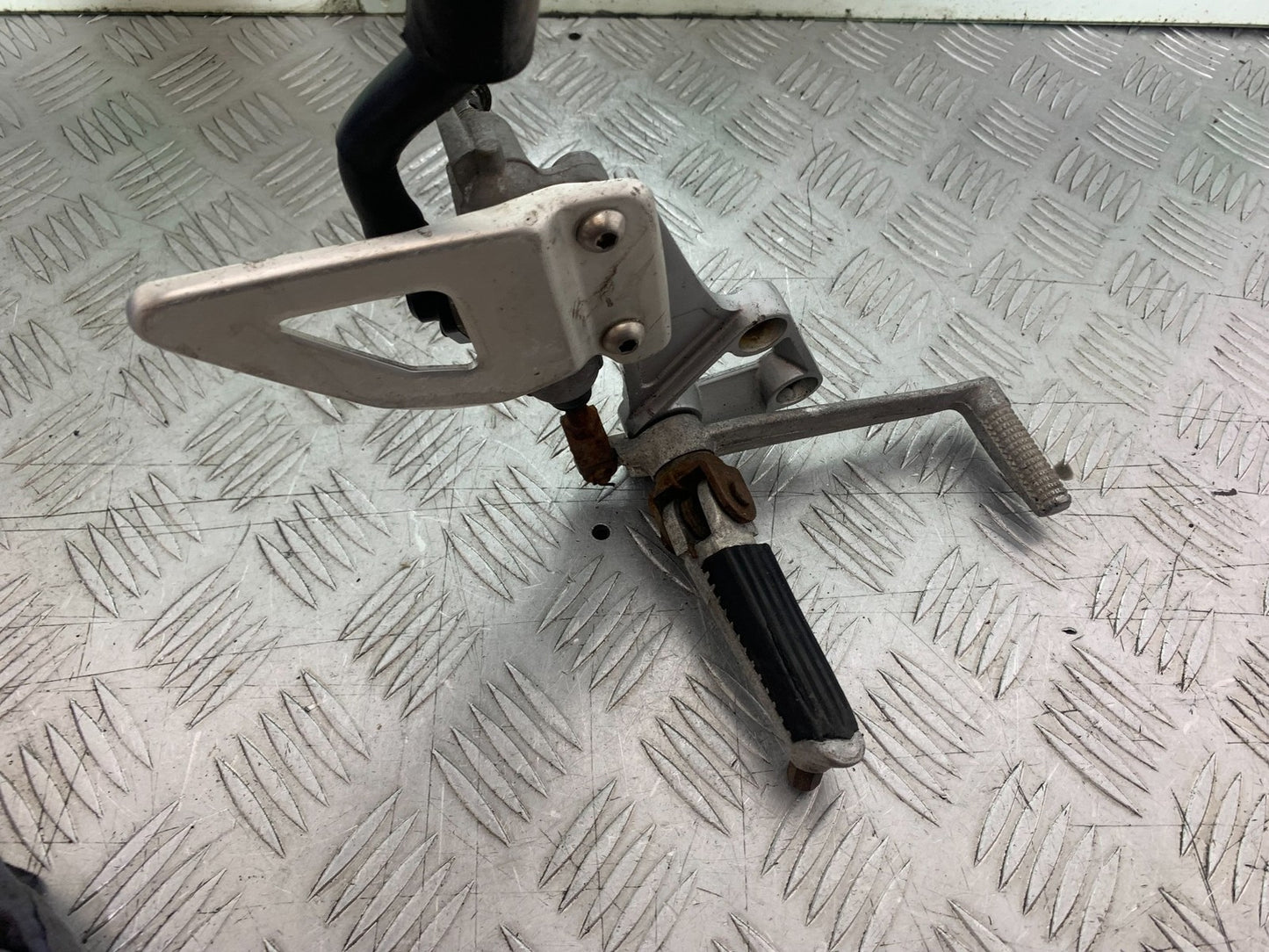 SUZUKI SV650 SV 650 mk1 FRONT RIGHT HANGER   YEAR 1999-2002 (CMB1208)