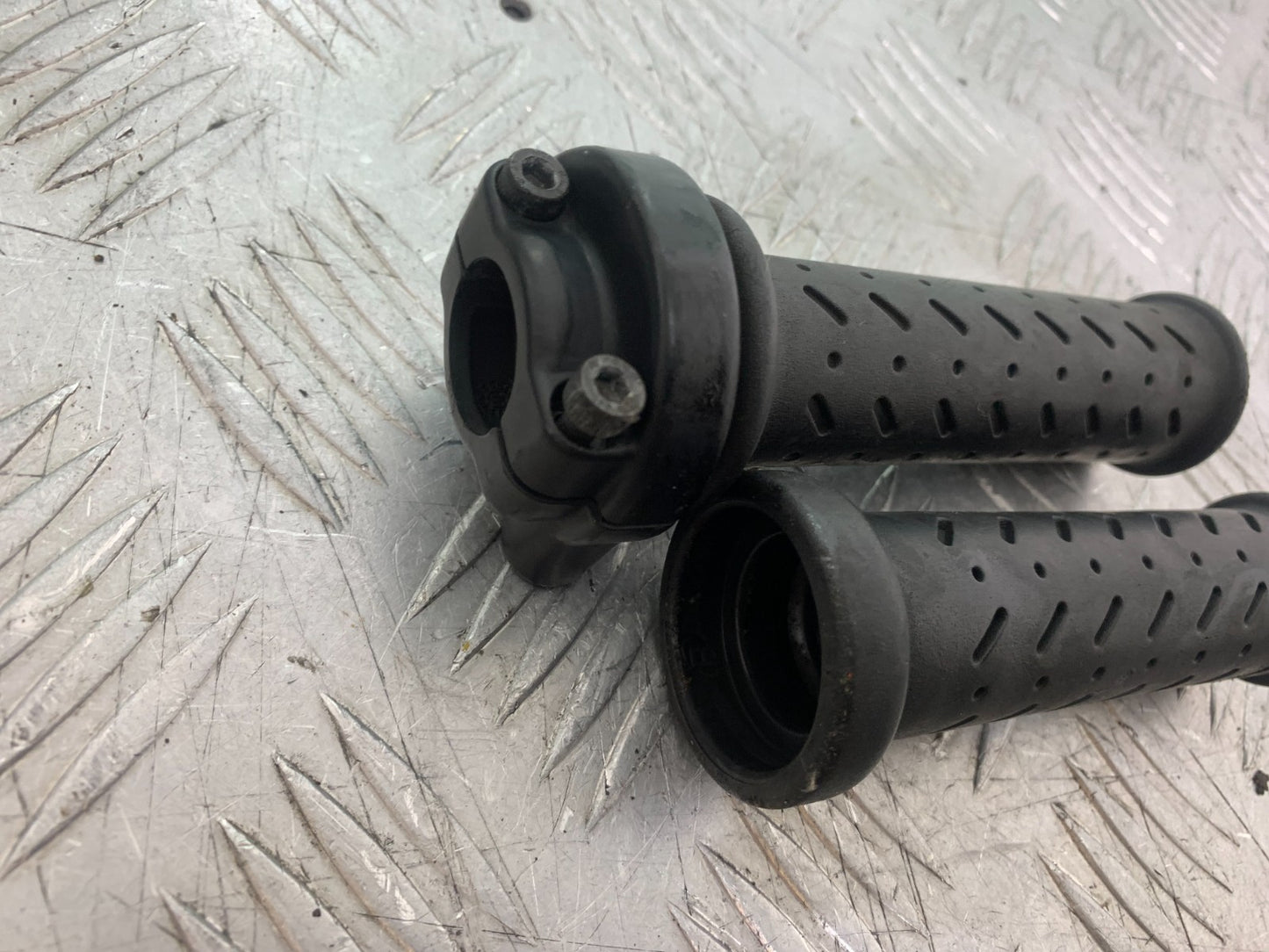 APRILIA TUONO 1000 V4R THROTTLE AND GRIP  YEAR 2011-13  (CMB1331)