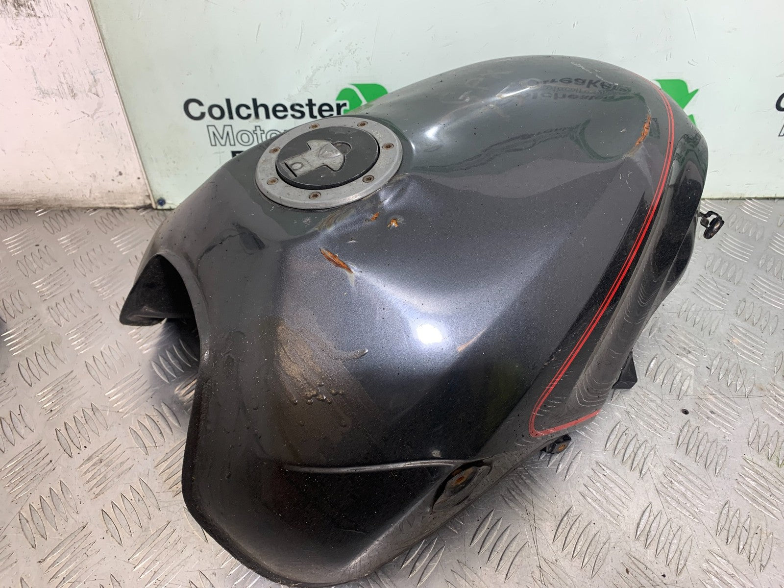 KAWASAKI GPX 750 GPX 750 PETROL TANK   YEAR 1990