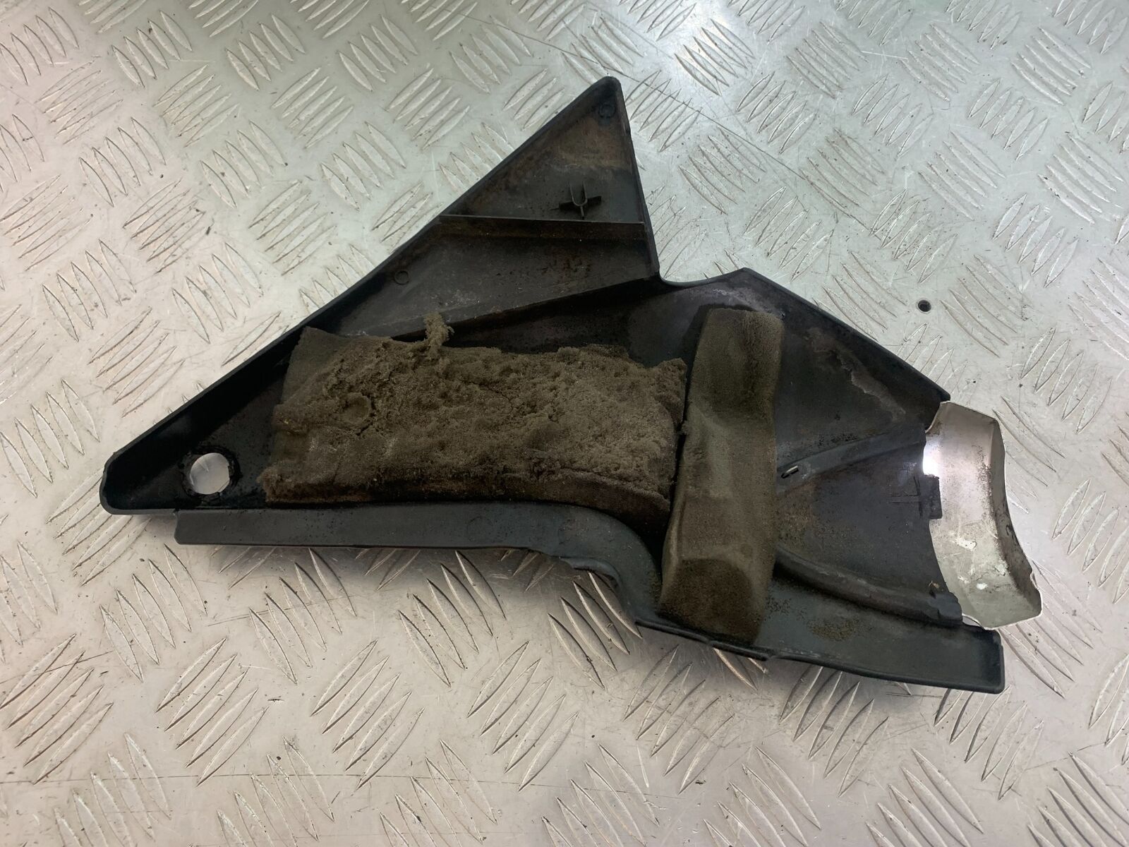 YAMAHA XJR1300 XJR 1300 RIGHT SEAT PANEL  1999-2003 (CMB1119)