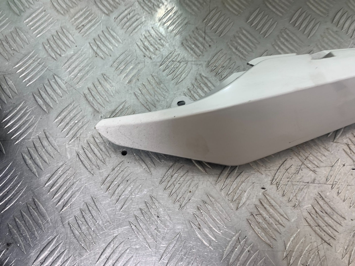 YAMAHA XJ6 XJ6-S LEFT SEAT PANEL YEAR 2009-2015  (CMB1212)
