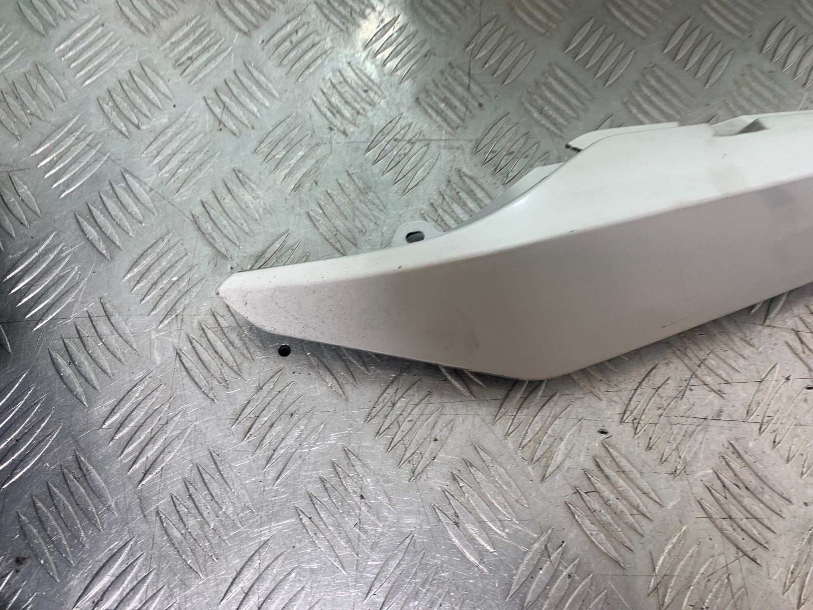 YAMAHA XJ6 XJ6-S LEFT SEAT PANEL YEAR 2009-2015  (CMB1212)