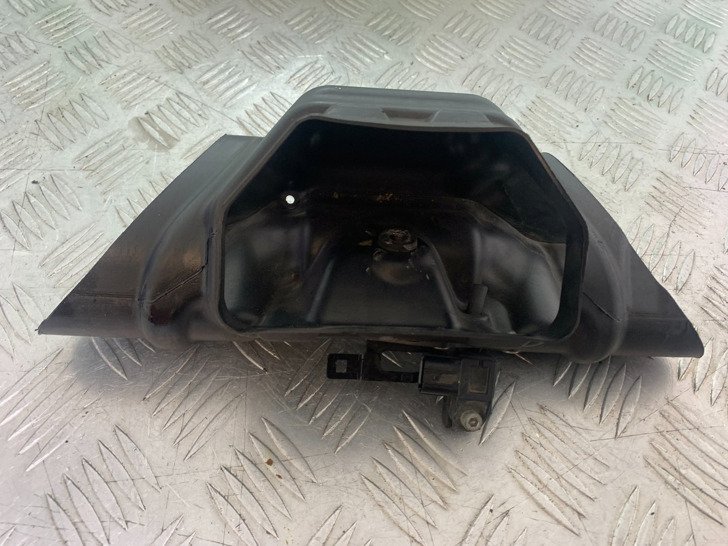 YAMAHA YZF R1 14 B BIG BANG AIR TUBE   2009-14 (CMB1175)