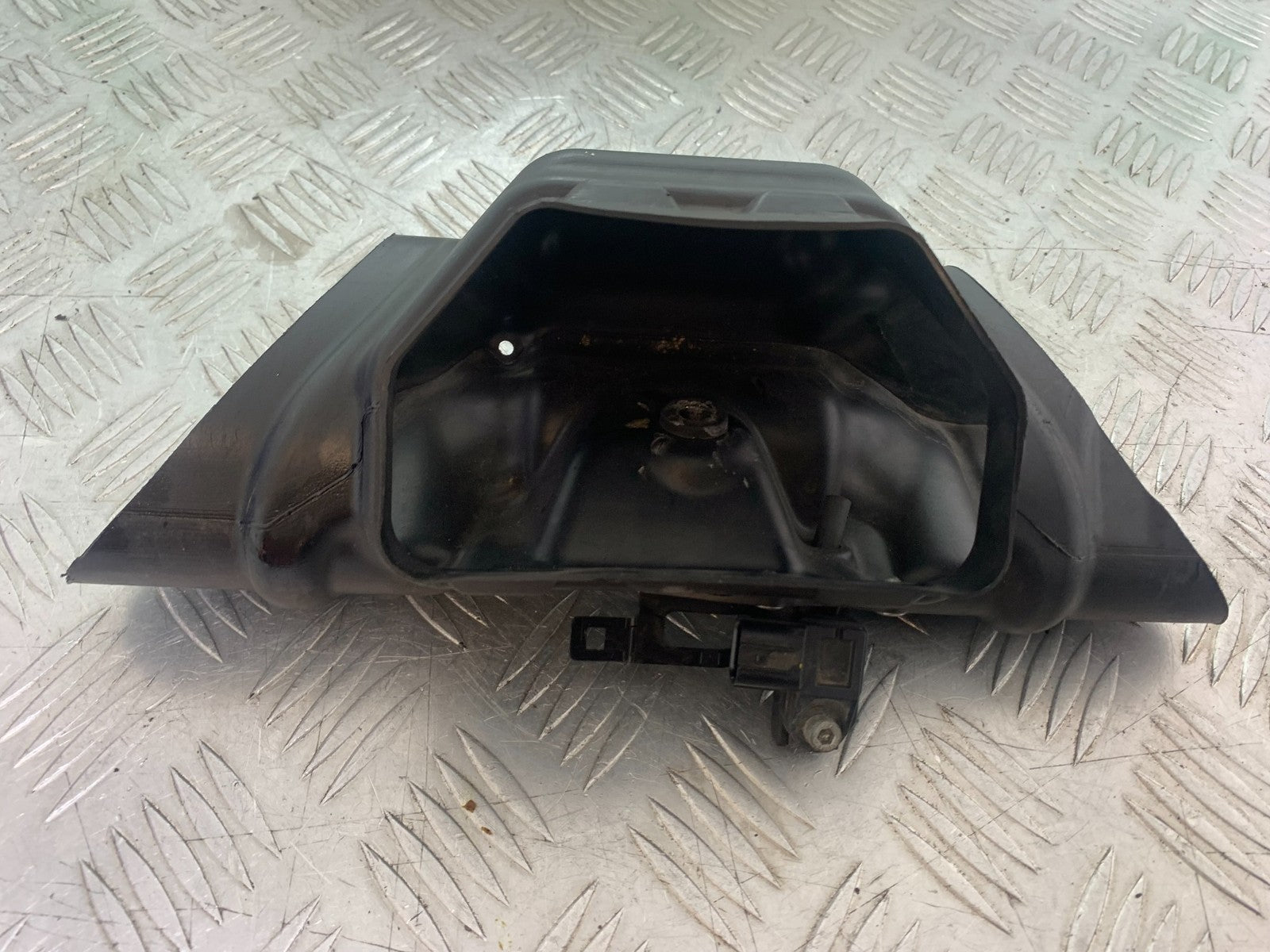 YAMAHA YZF R1 14 B BIG BANG AIR TUBE   2009-14 (CMB1175)
