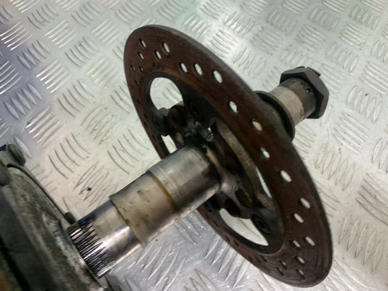 TRIUMPH T509 SPEED TRIPLE REAR HUB DISC AND SHAFT  YEAR 1997-1998 (CMB1144)