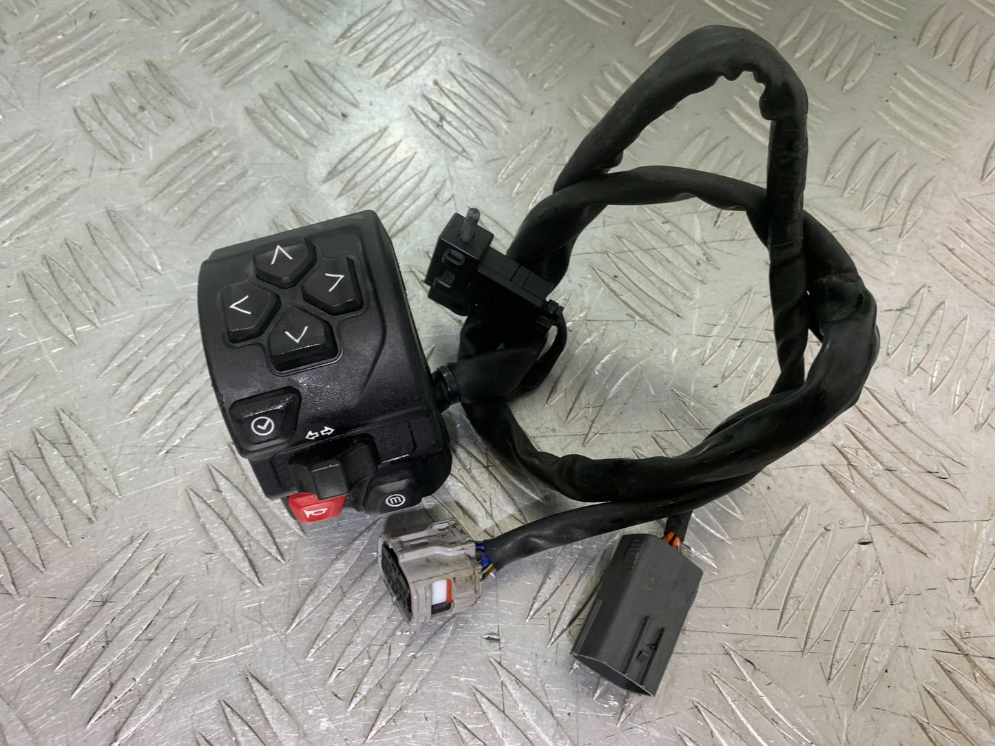 TRIUMPH TRIDENT 660 LEFT SWITCH GEAR  YEAR 2021-2024 (CMB1295)