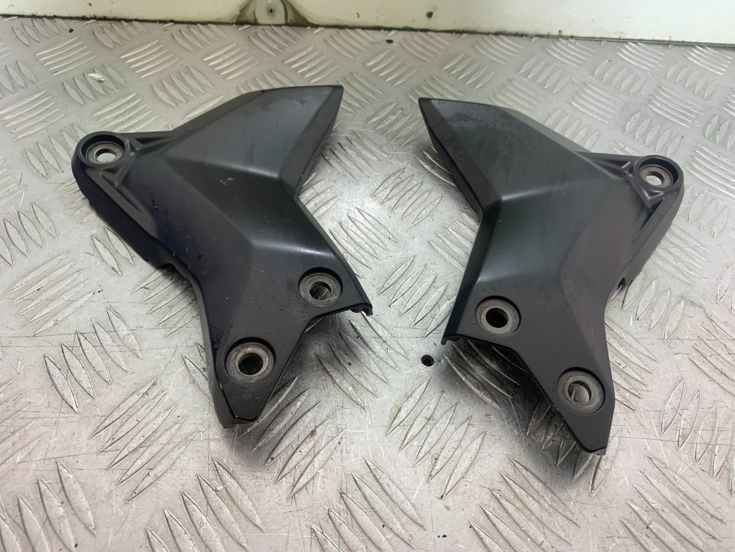YAMAHA YZF R7 LEFT AND RIGHT FRAME COVERS   YEAR 2022-2025 (CMB1255)