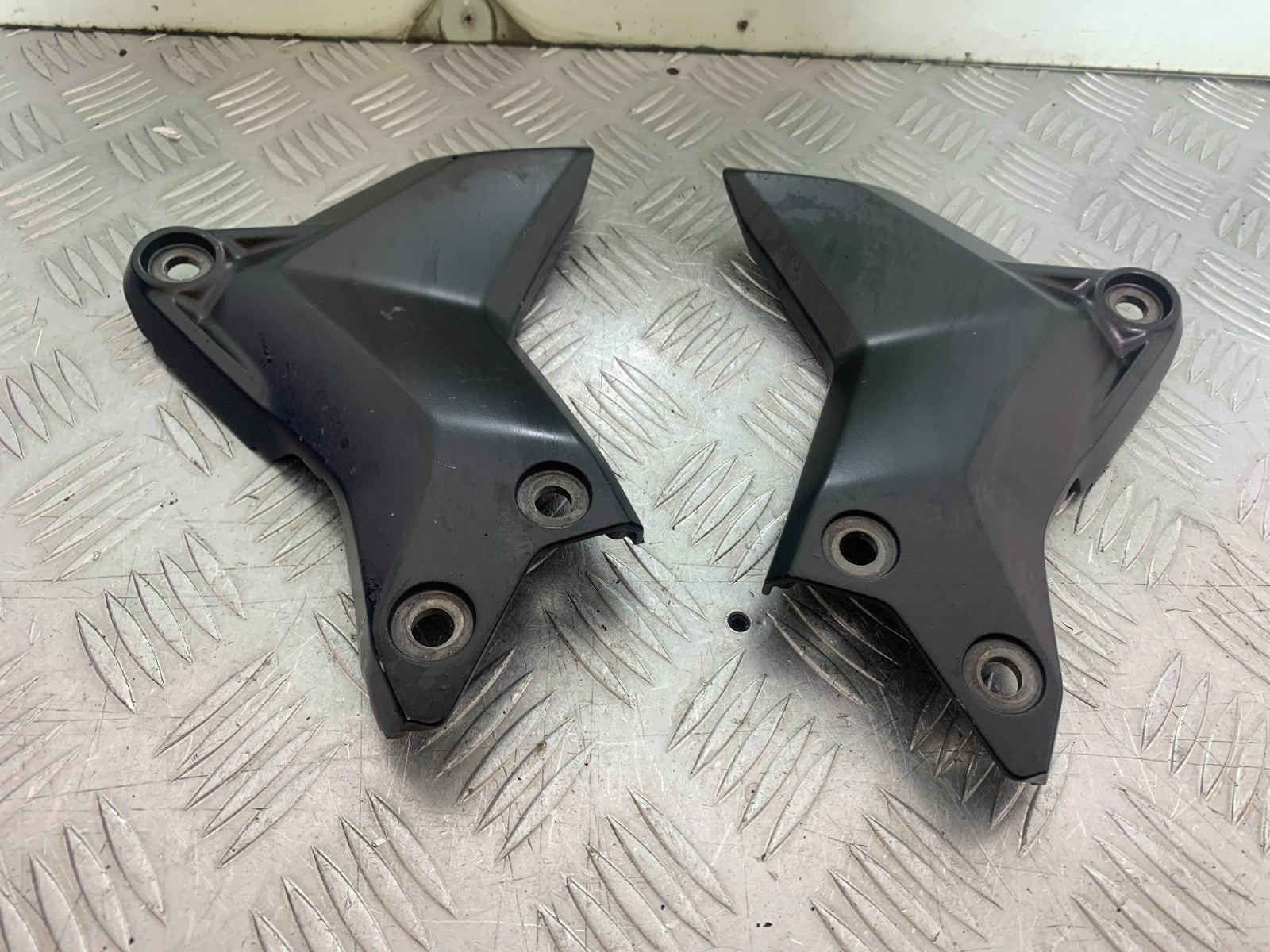 YAMAHA YZF R7 LEFT AND RIGHT FRAME COVERS   YEAR 2022-2025 (CMB1255)