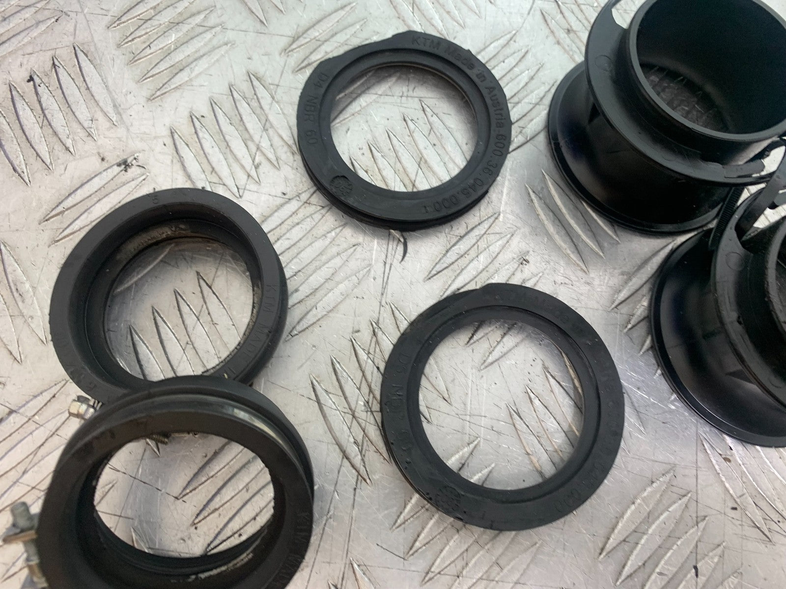 KTM 990 SUPER DUKE AIRBOX RUBBERS  YEAR 2007-2011  (CMB1207)