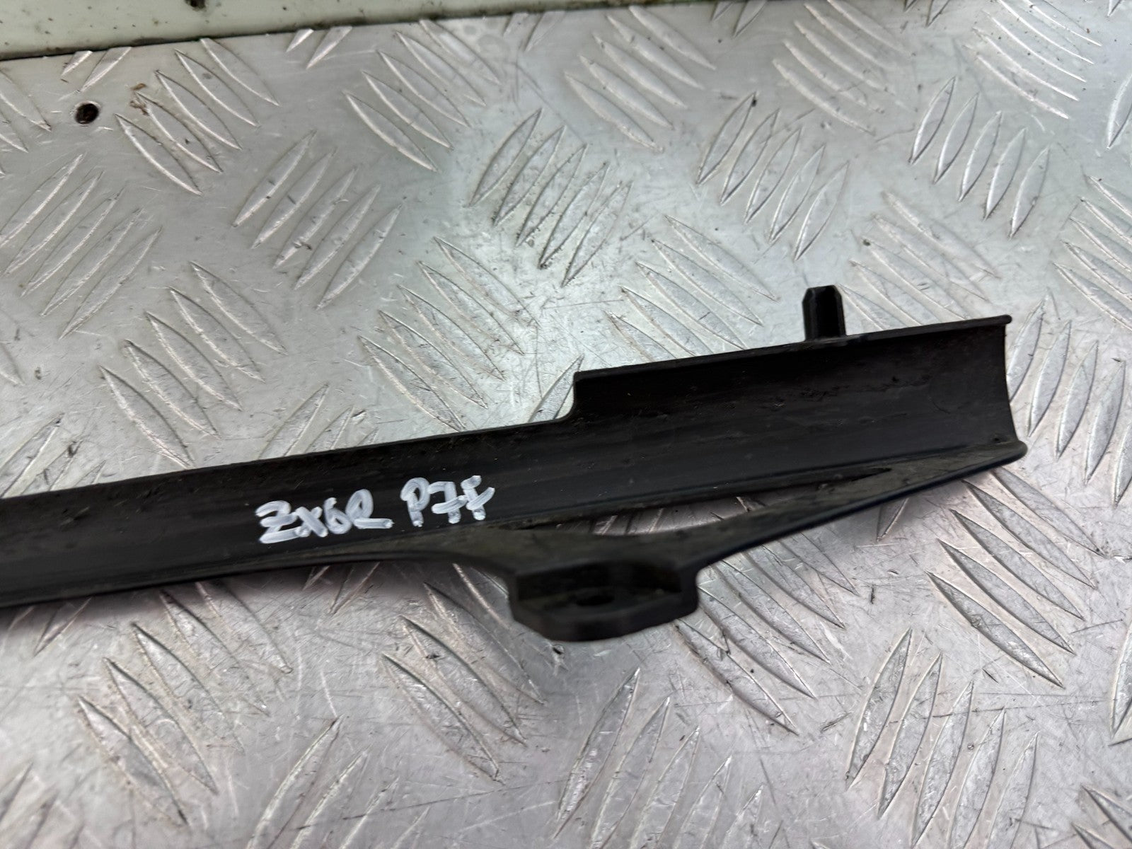 KAWASAKI ZX6R ZX6 R P7F P8F CHAIN GUARD YEAR 2007 2008