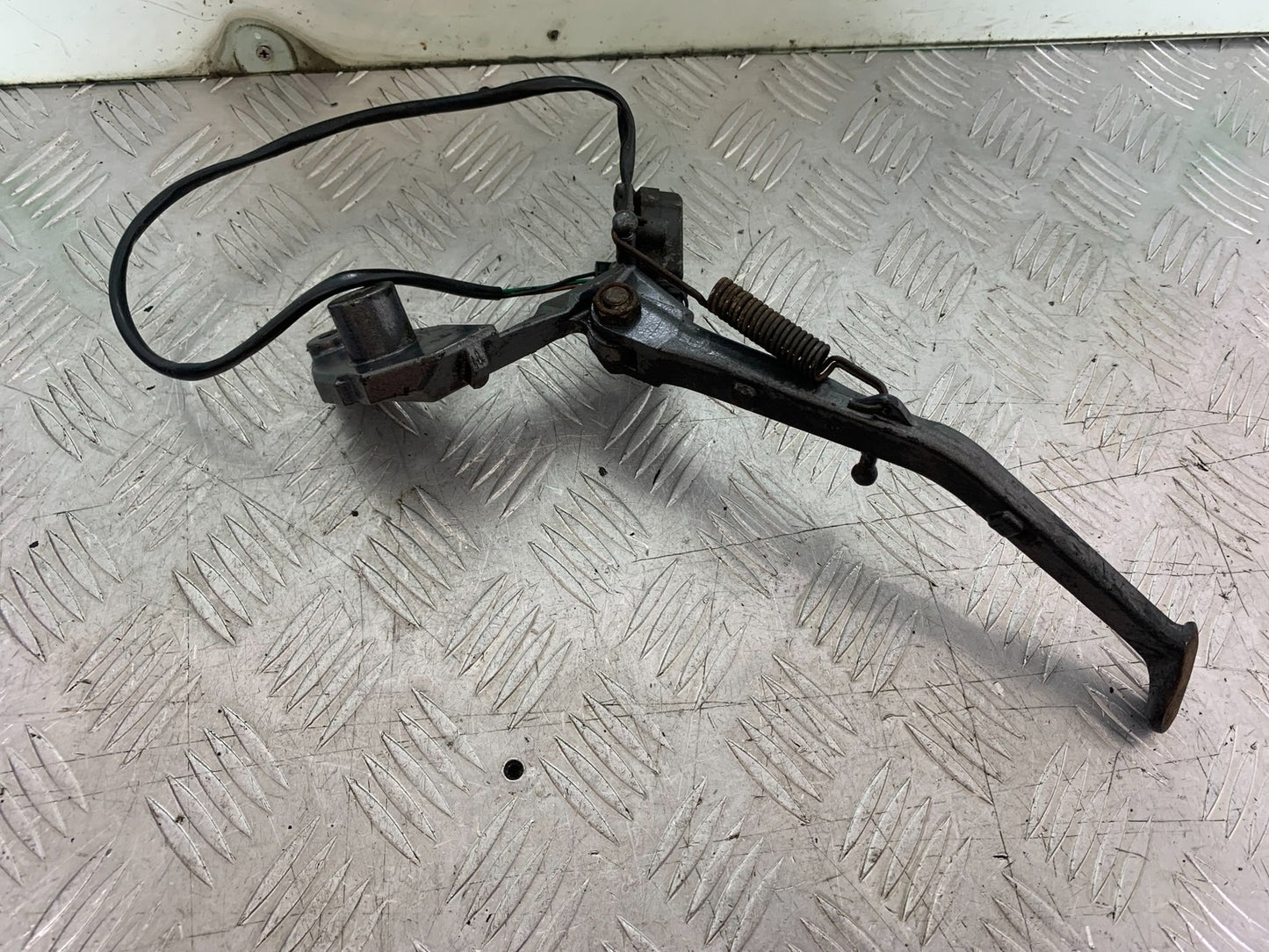 TRIUMPH TROPHY 900 SIDE STAND  YEAR 1991-95 (CMB1251)