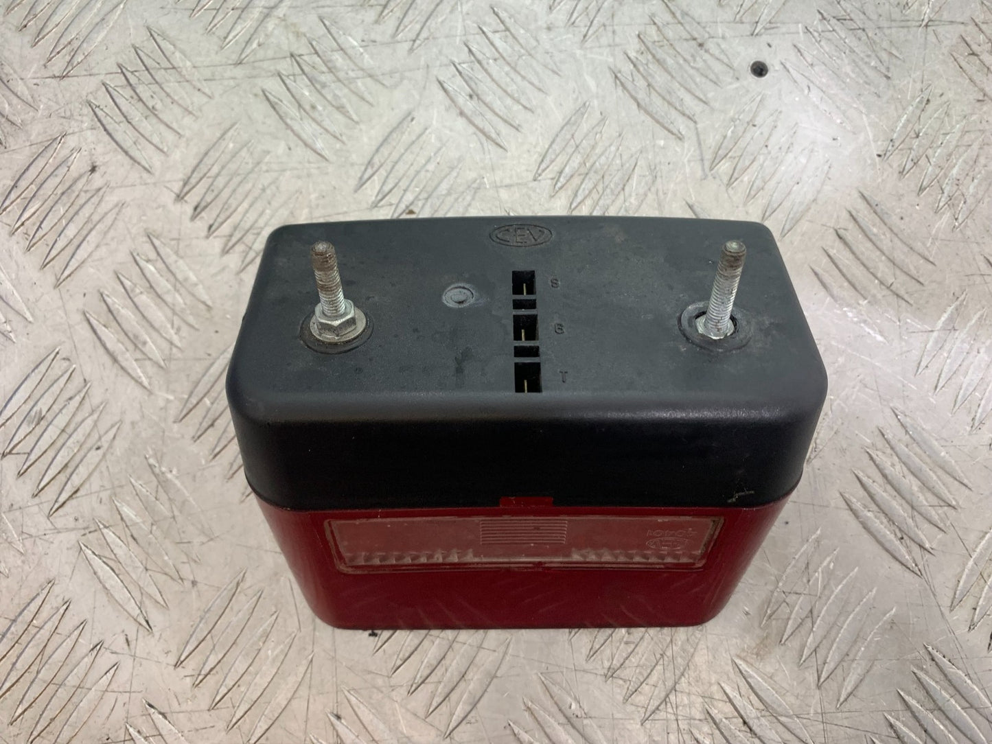 TRIUMPH TROPHY 900 REAR LIGHT   YEAR 1991-95 (CMB1251)