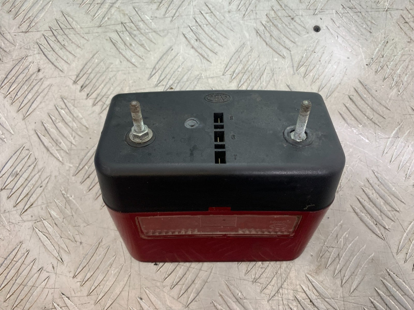 TRIUMPH TROPHY 900 REAR LIGHT   YEAR 1991-95 (CMB1251)