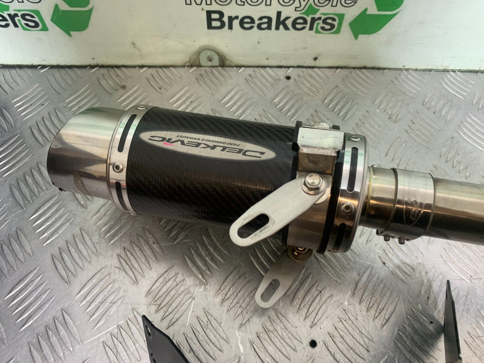 TRIUMPH 1050 SPRINT ST DELKEVIC CARBON SILENCER   2004-2007 (CMB1197)
