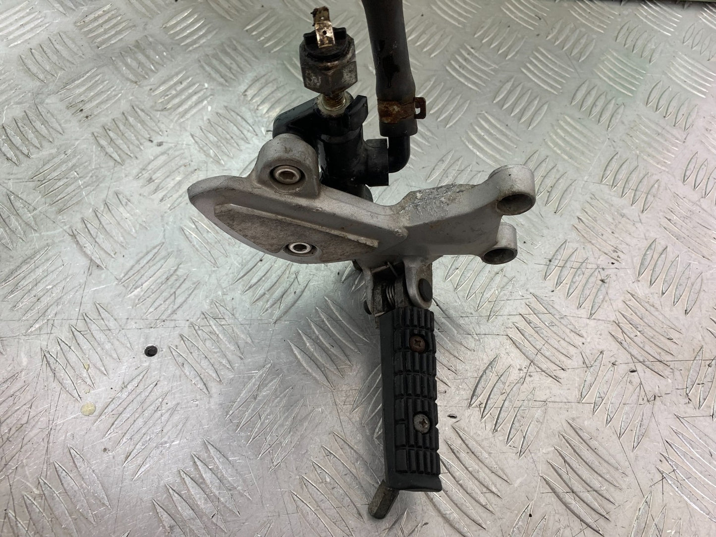 TRIUMPH 955i SPRINT ST FRONT RIGHT HANGER   YEAR 1999-04 (CMB1230)