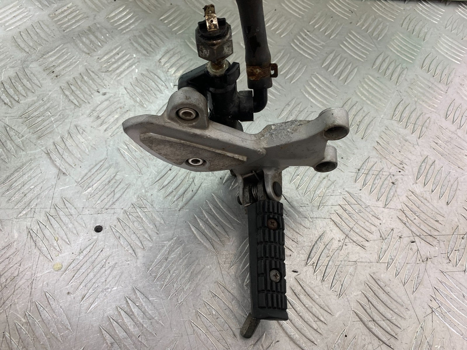 TRIUMPH 955i SPRINT ST FRONT RIGHT HANGER   YEAR 1999-04 (CMB1230)