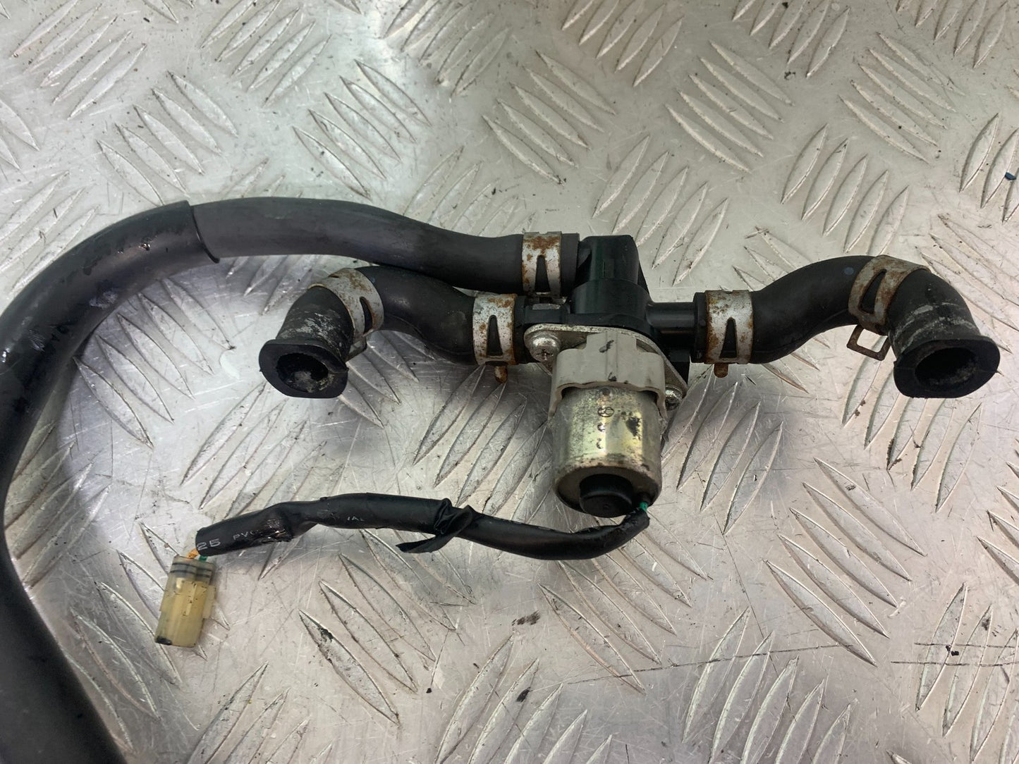 YAMAHA YZF R1 14 B BIG BANG AIR VALVE   2009-14 (CMB1175)