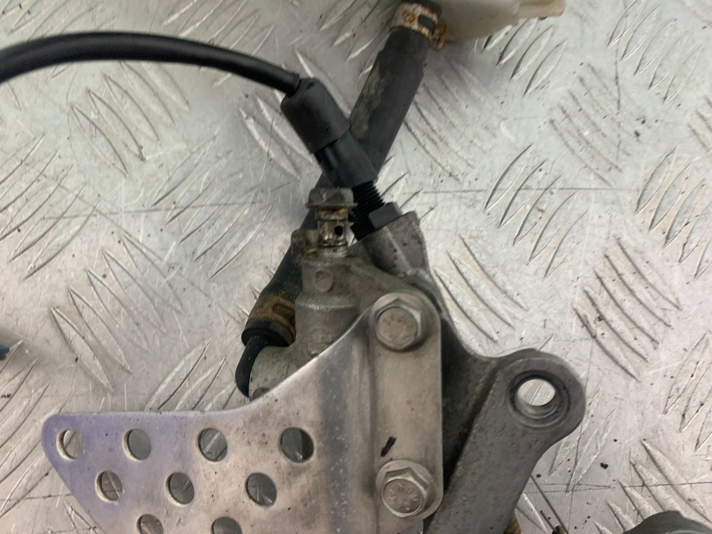 KAWASAKI ZX9R ZX9 C FRONT RIGHT HANGER  YEAR 1998-99 (CMB1213)