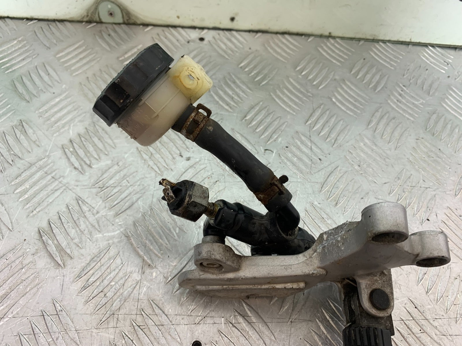 TRIUMPH 955i SPRINT ST FRONT RIGHT HANGER   YEAR 1999-04 (CMB1230)