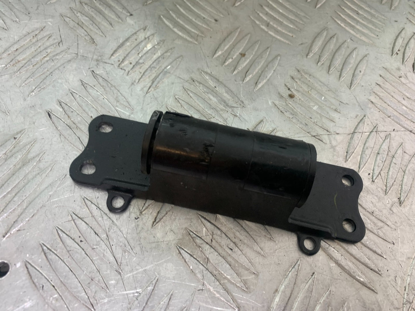 YAMAHA YZF R1 14 B BIG BANG TANK BRACKET   2009-14 (CMB1175)