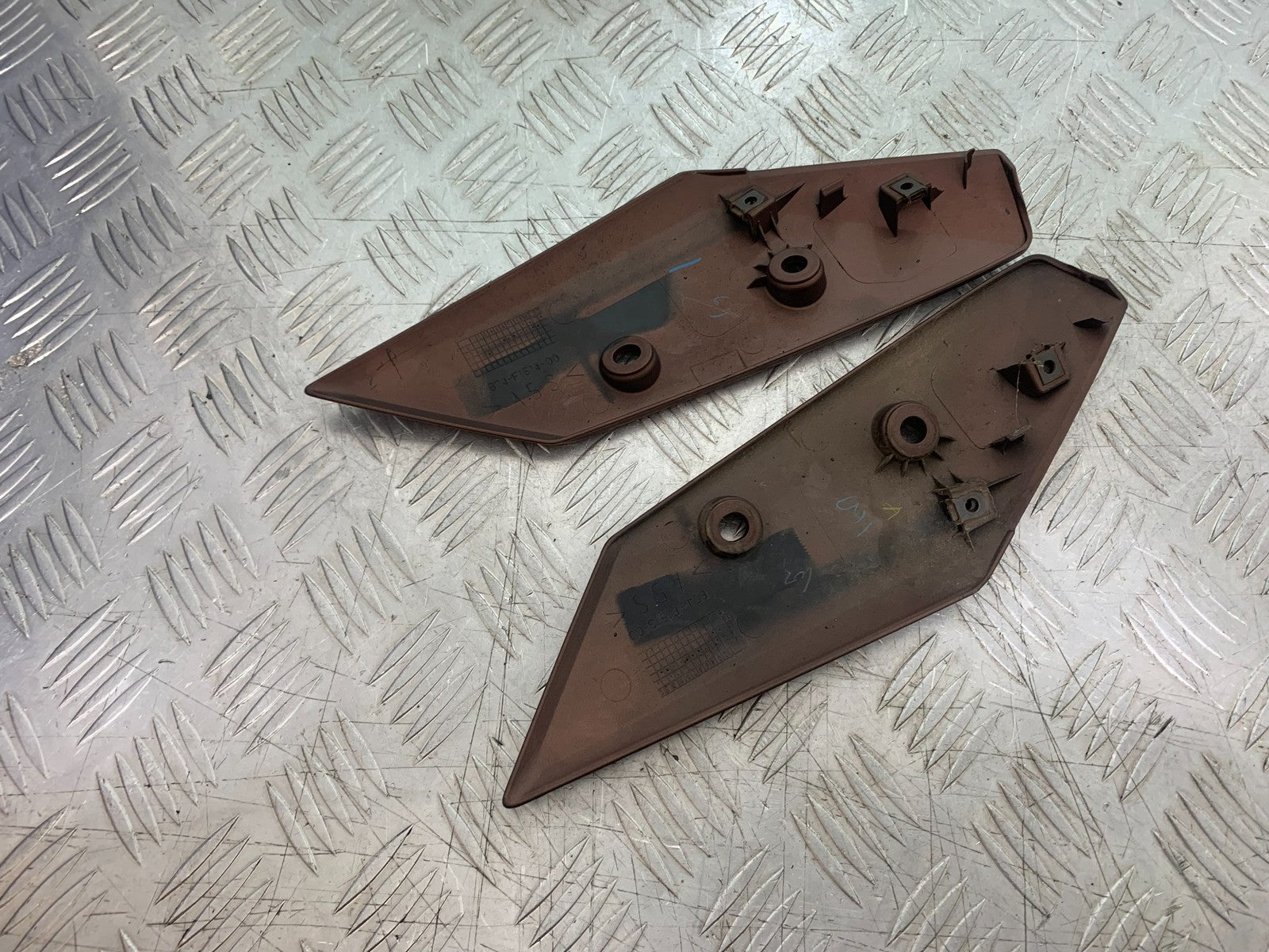 YAMAHA XMAX 300 LEFT AND RIGHT INFILL PANELS   YEAR 2017-2020 (CMB1218)