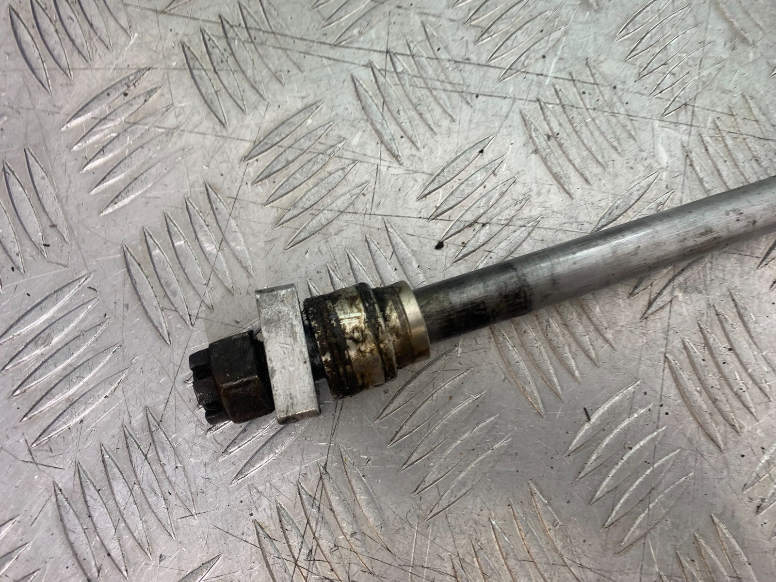 KAWASAKI ZX9R ZX9 C REAR WHEEL SPINDLE YEAR 1998-99 (CMB1213)