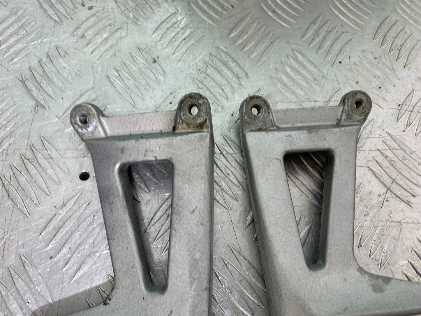 TRIUMPH 955i SPRINT ST REAR HANGERS AND PEGS   YEAR 1999-04 (CMB1230)