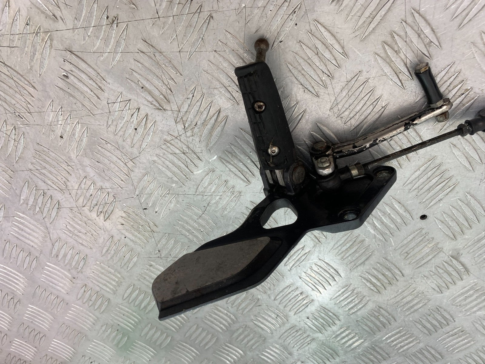 KAWASAKI ZZR1100 D FRONT LEFT HANGER YEAR 1993-2001 (CMB1189)