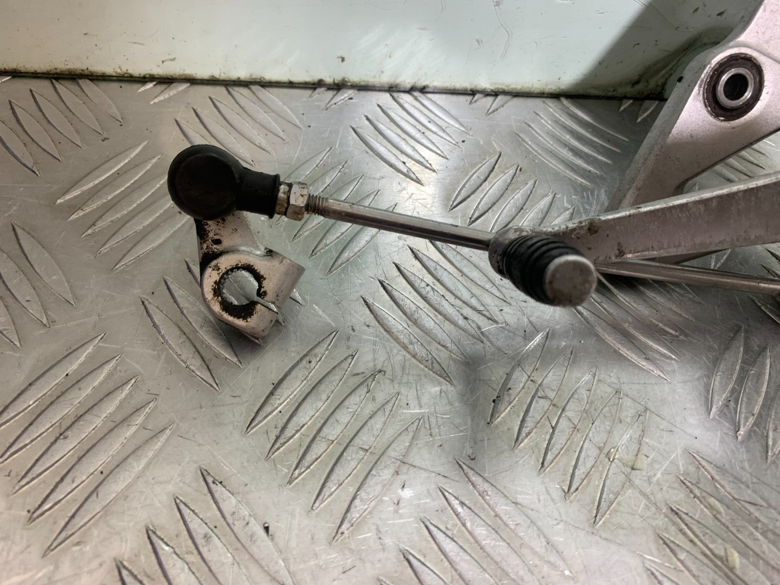 SUZUKI RF900 RF 900 FRONT LEFT HANGER YEAR 1994-1999 CMB1326