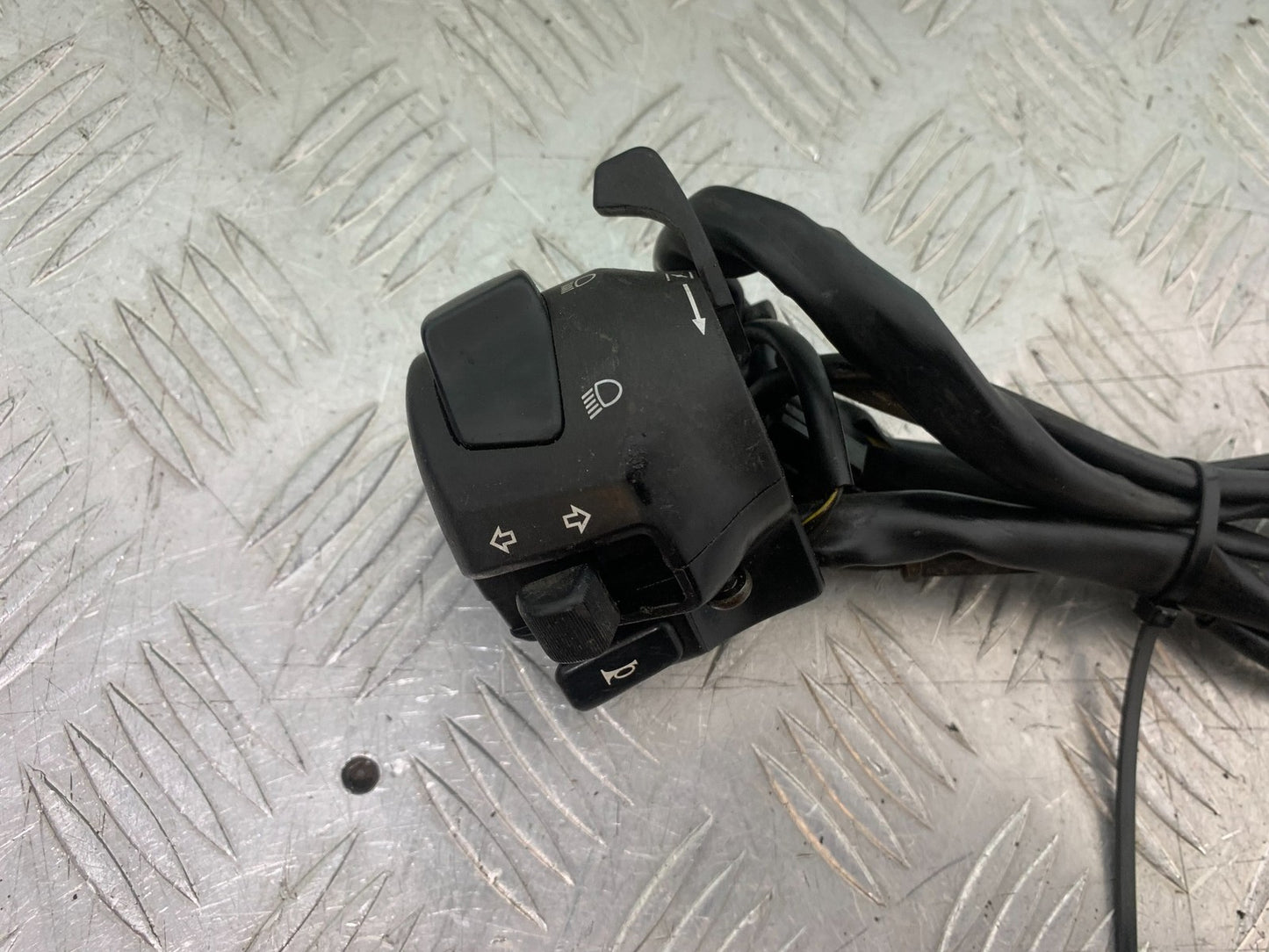 SUZUKI GSF600 GSF 600 BANDIT LEFT SWITCH GEAR   2000-2004 (CMB1269)