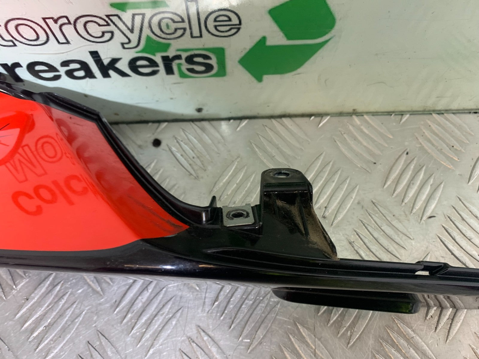 APRILIA RSV4 FACTORY RIGHT SEAT PANEL  YEAR 2009-2012 (CMB1224)