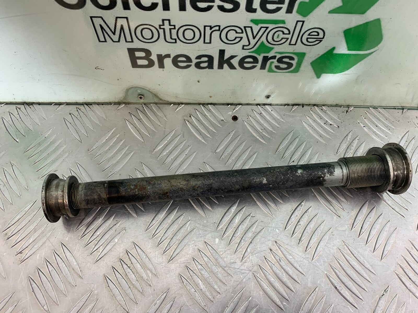 KAWASAKI ZX12R ZX12 R SWINGARM SPINDLE   YEAR 2000-01 (CMB1038)