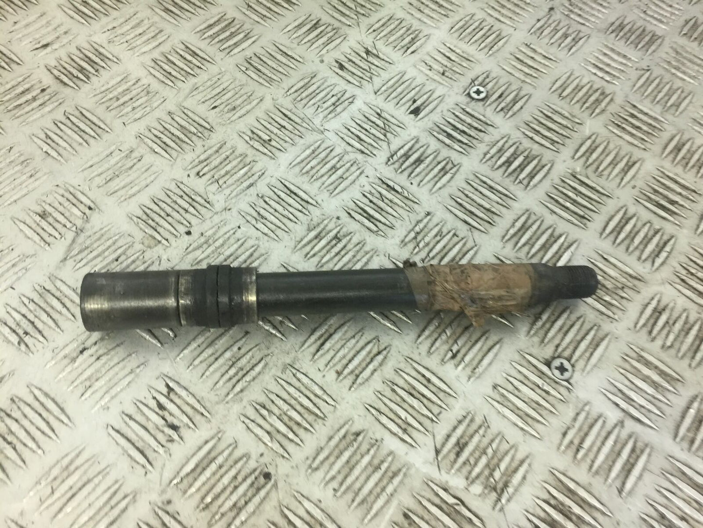 YAMAHA FZ6 FRONT WHEEL SPINDLE   YEAR 2005  (STOCK 589)