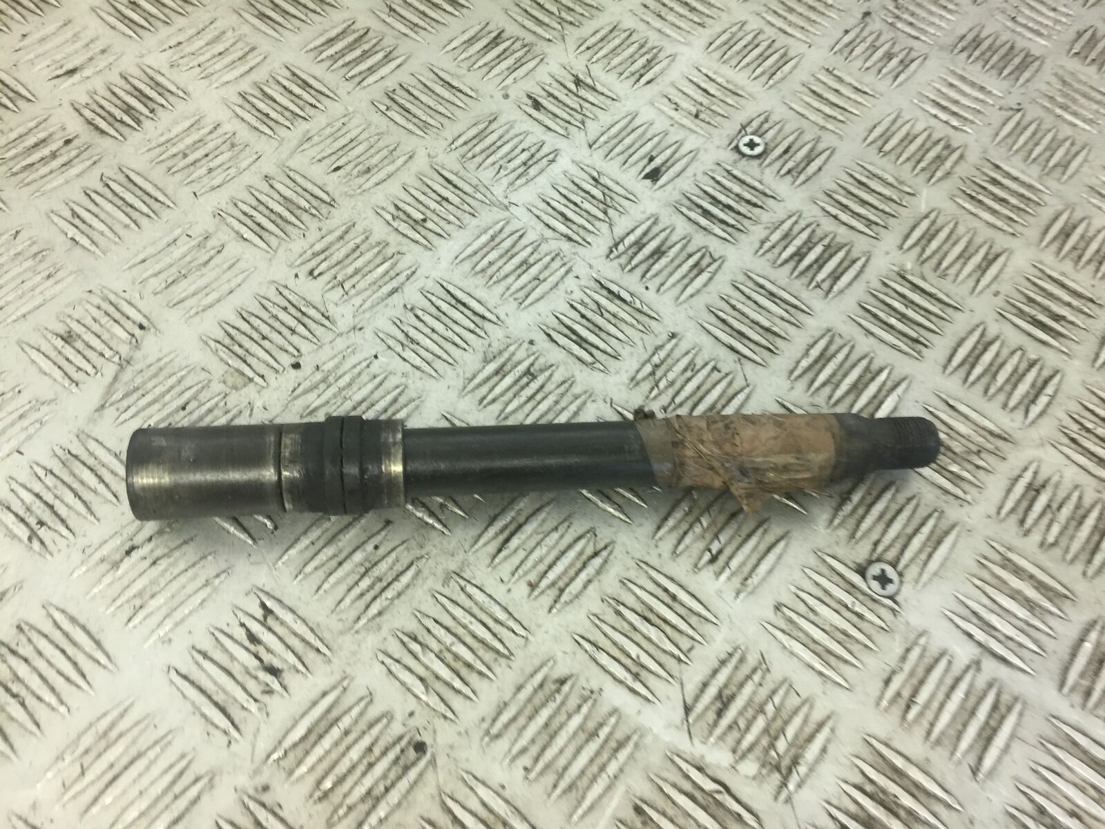 YAMAHA FZ6 FRONT WHEEL SPINDLE   YEAR 2005  (STOCK 589)