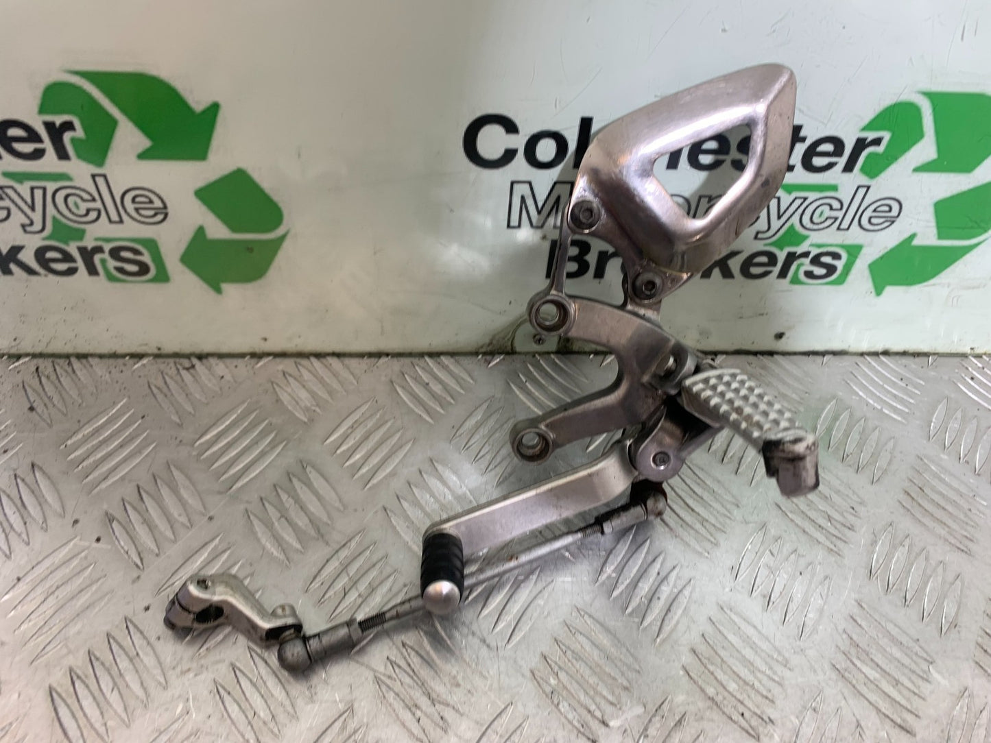 TRIUMPH SPEED TRIPLE R 1050 FRONT LEFT HANGER COMPLETE   2009 (CMB1183)