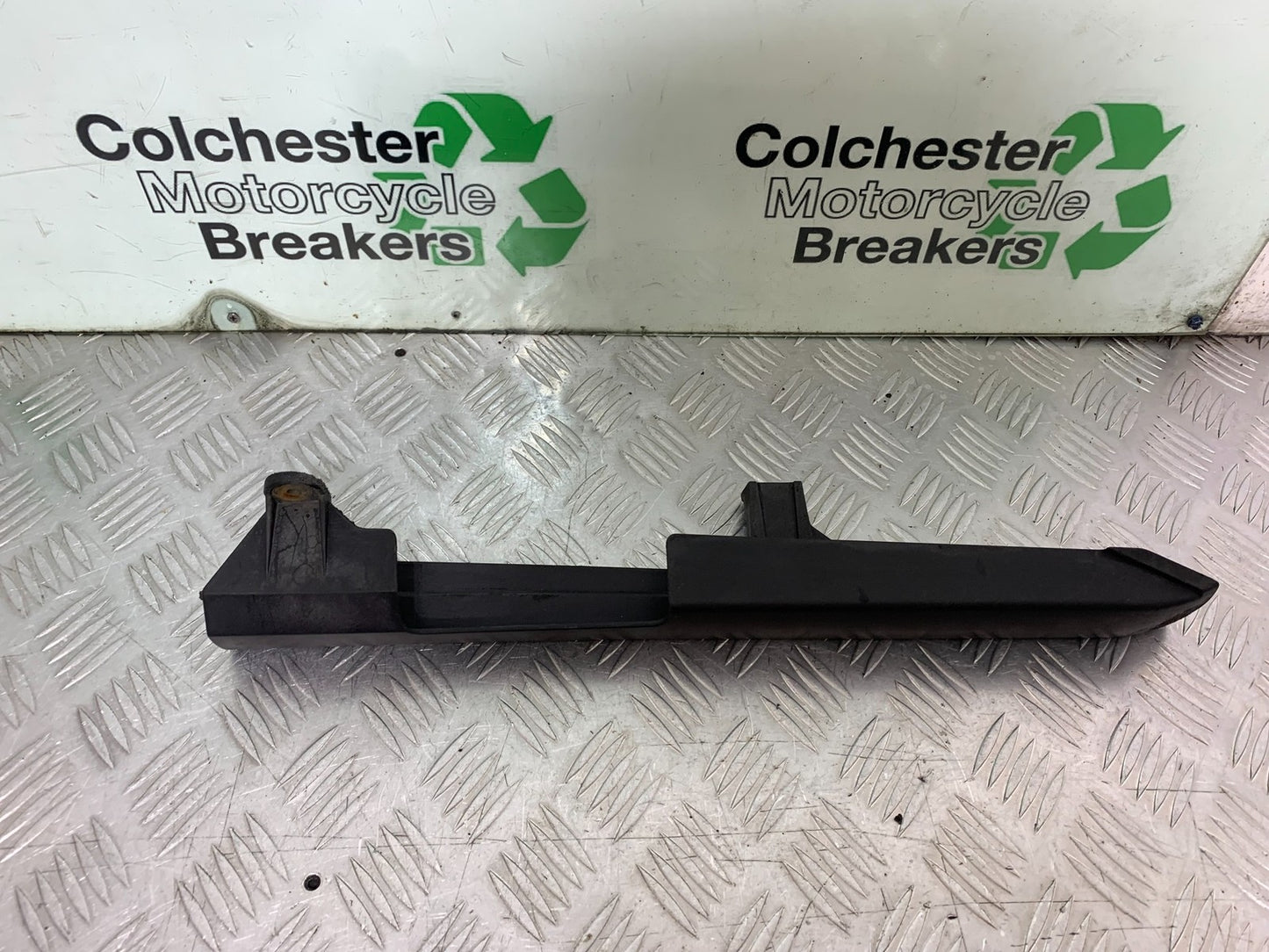 TRIUMPH 955i DAYTONA CHAIN GUARD  YEAR 2002-2006 (CMB1229)