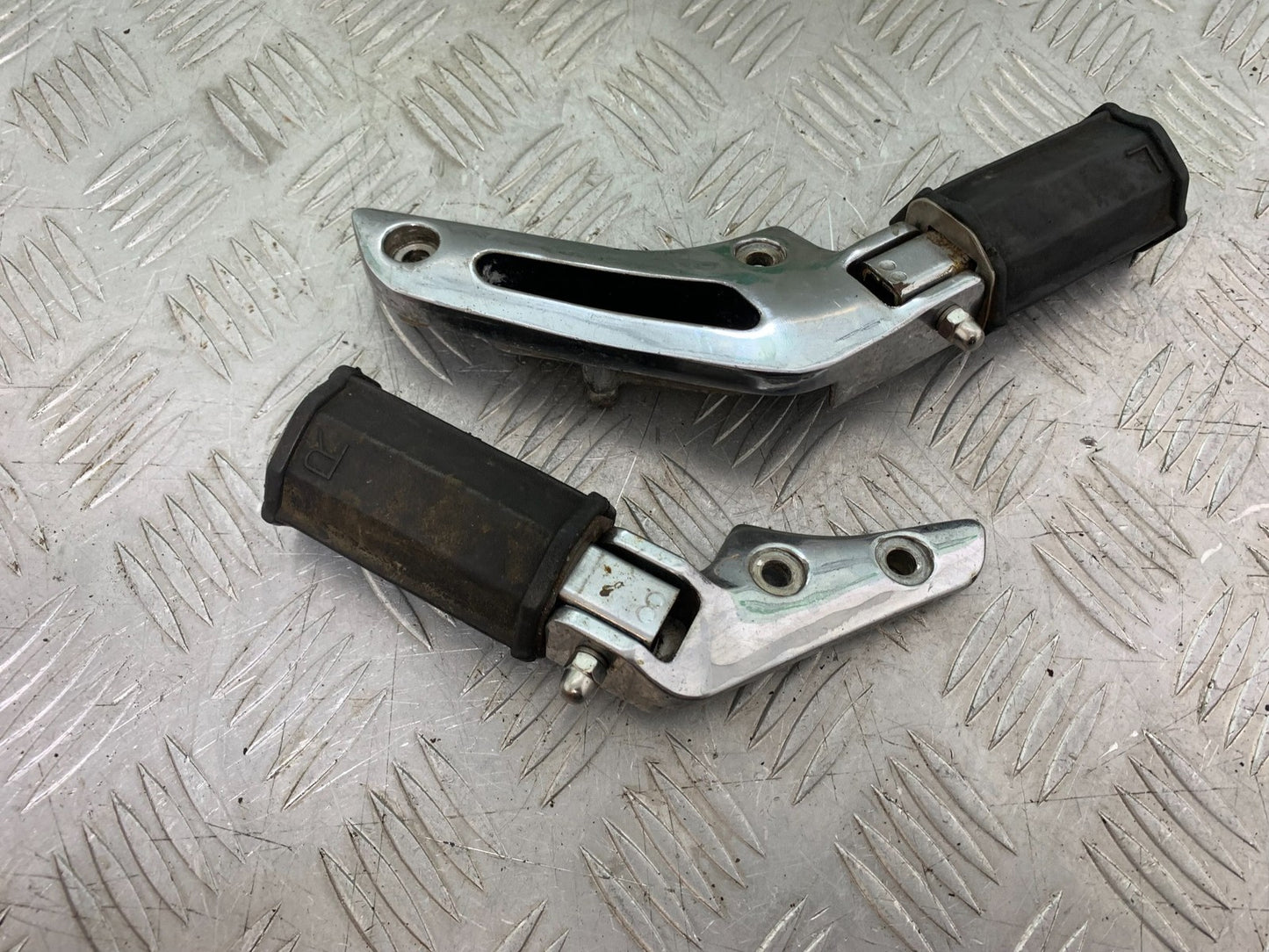 YAMAHA XV1100 XV 1100 VIRAGO REAR HANGERS AND PEGS  1990-1999 (CMB1190)