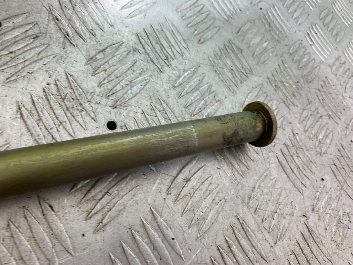 TRIUMPH 955I SPRINT RS SWINGARM SPINDLE  YEAR 1999-03 (CMB1313)