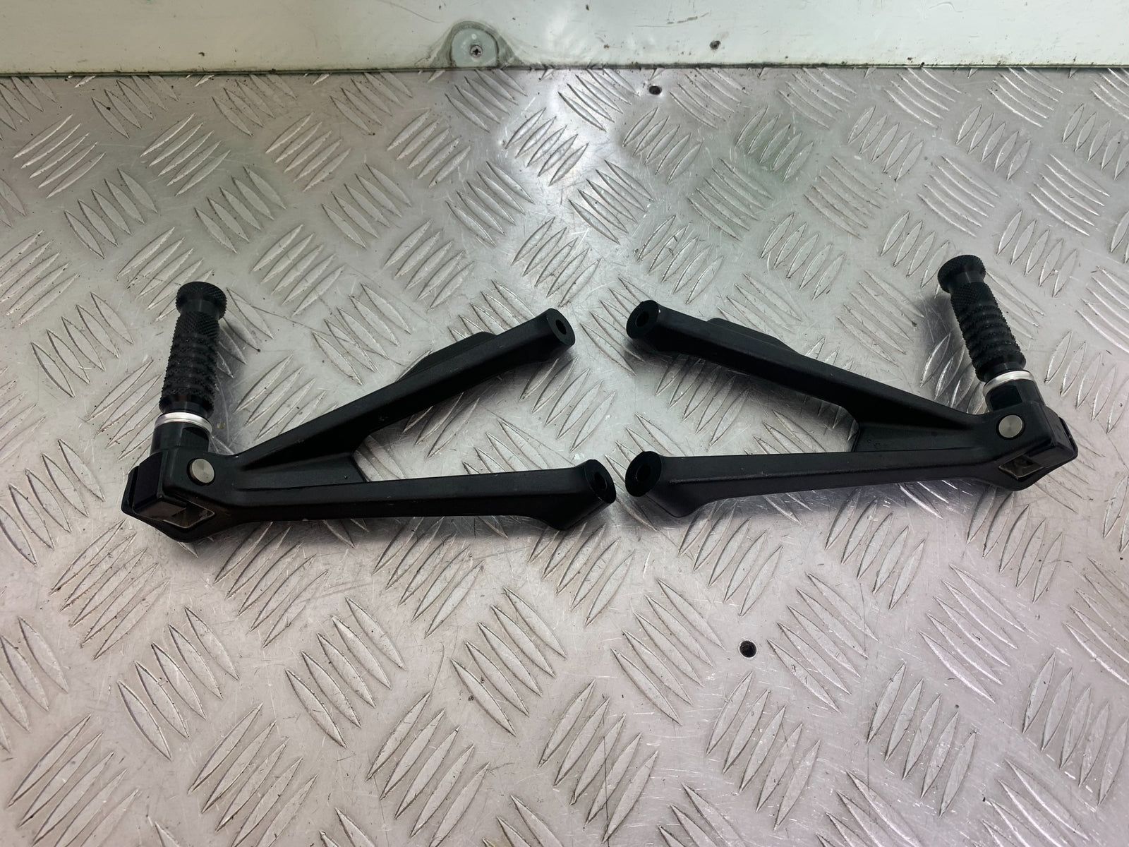 BMW M1000 R REAR HANGERS AND PEGS YEAR 2023-2024 (CMB1140)