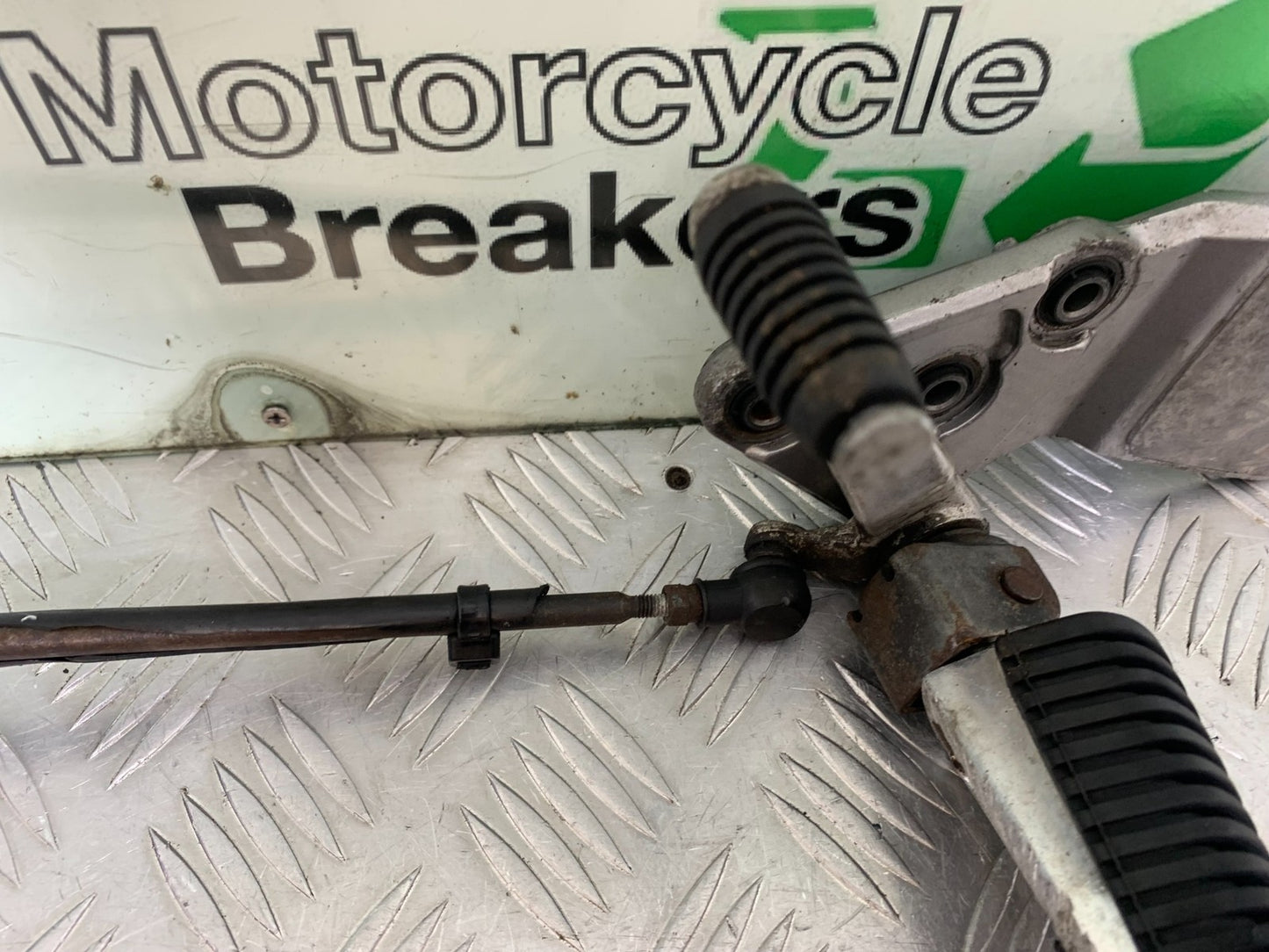 SUZUKI GSF1200 GSF 1200 BANDIT FRONT LEFT HANGER   YEAR 2001-2004 (CMB1188)