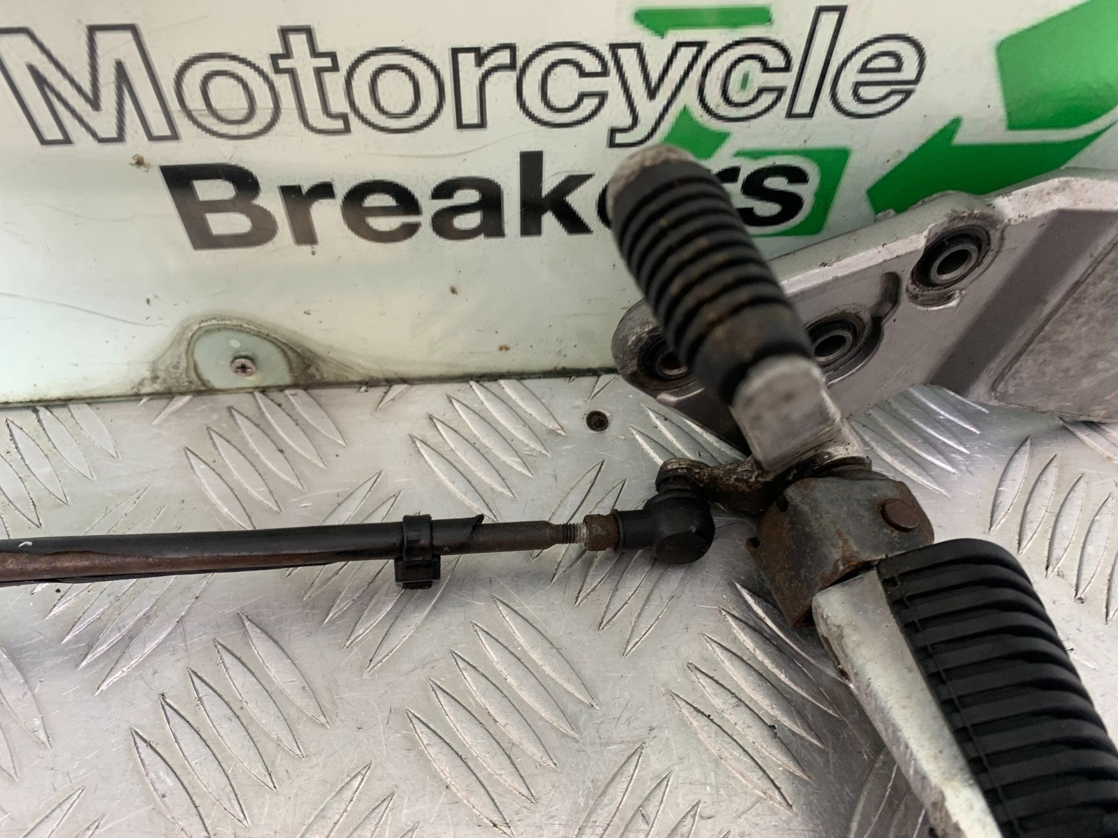 SUZUKI GSF1200 GSF 1200 BANDIT FRONT LEFT HANGER   YEAR 2001-2004 (CMB1188)
