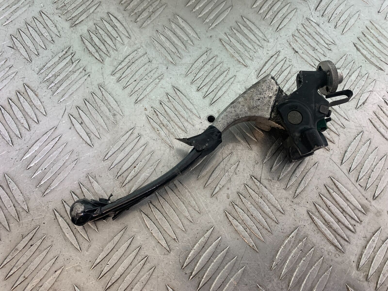 KAWASAKI ZX6R ZX636 CLUTCH LEVER AND BRACKET   YEAR 2002  (CMB1100)