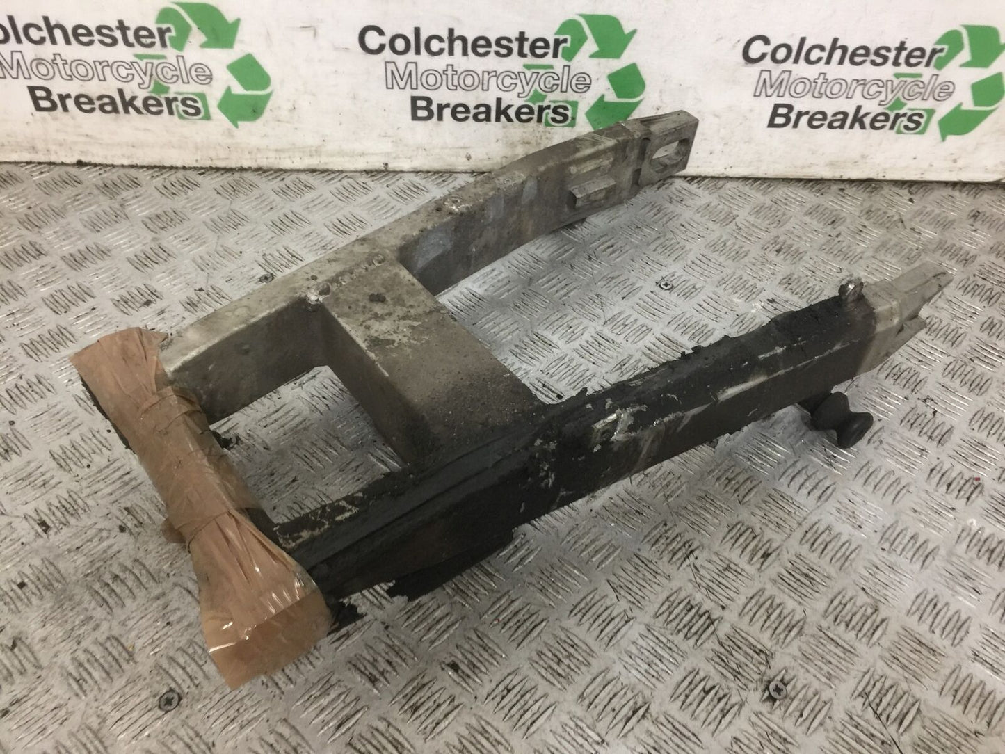 KAWASAKI ZX9R ZX9 E1 SWINGARM YEAR 2000 (STOCK 795)