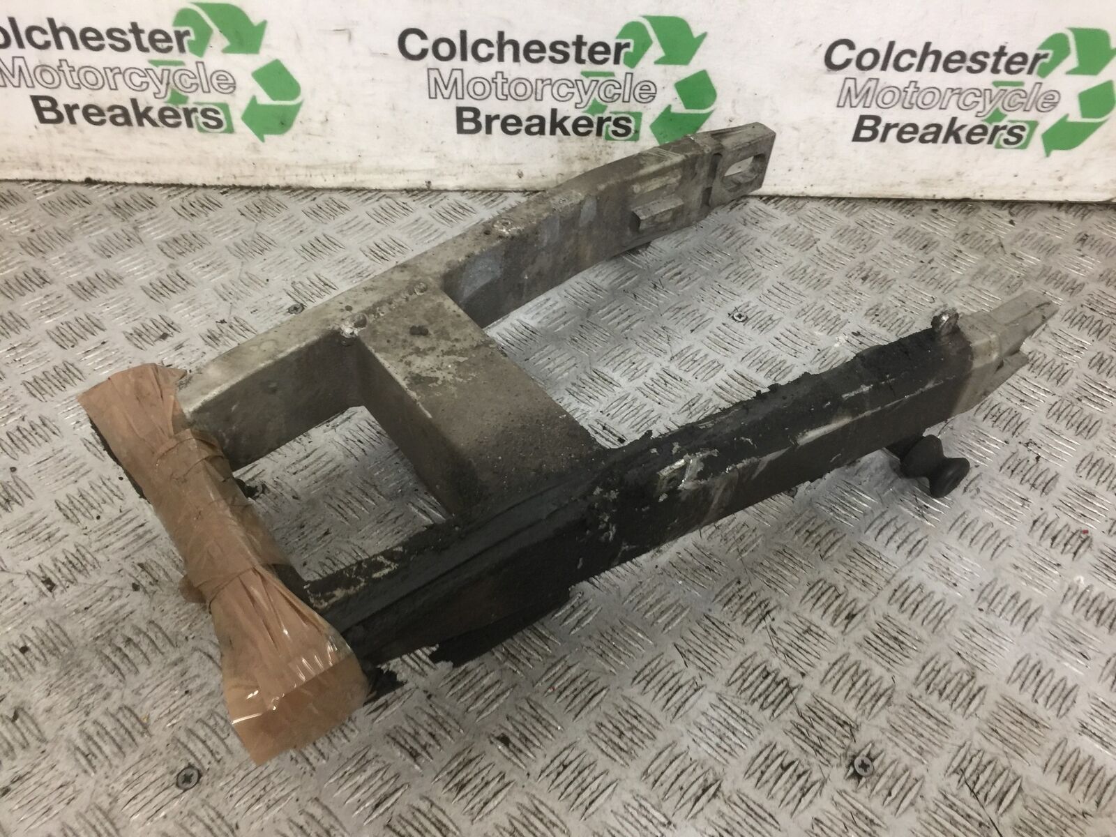 KAWASAKI ZX9R ZX9 E1 SWINGARM YEAR 2000 (STOCK 795)