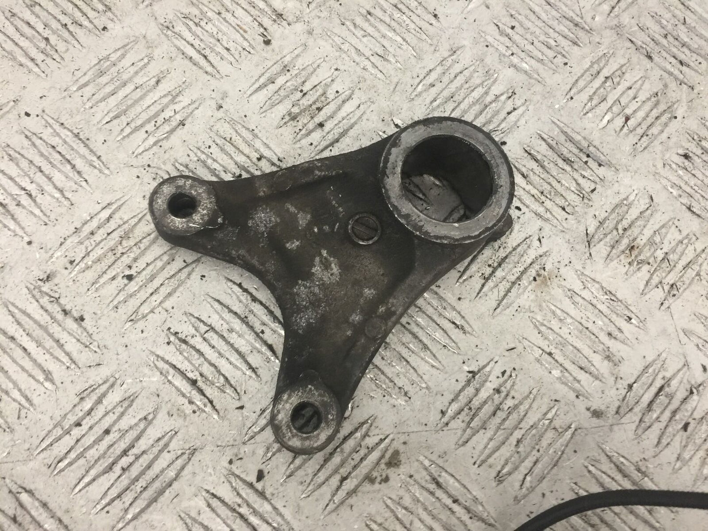 SUZUKI GSXR600 GSXR 600 K1 K2 REAR CALIPER BRACKET YEAR 2000 (STOCK 877)