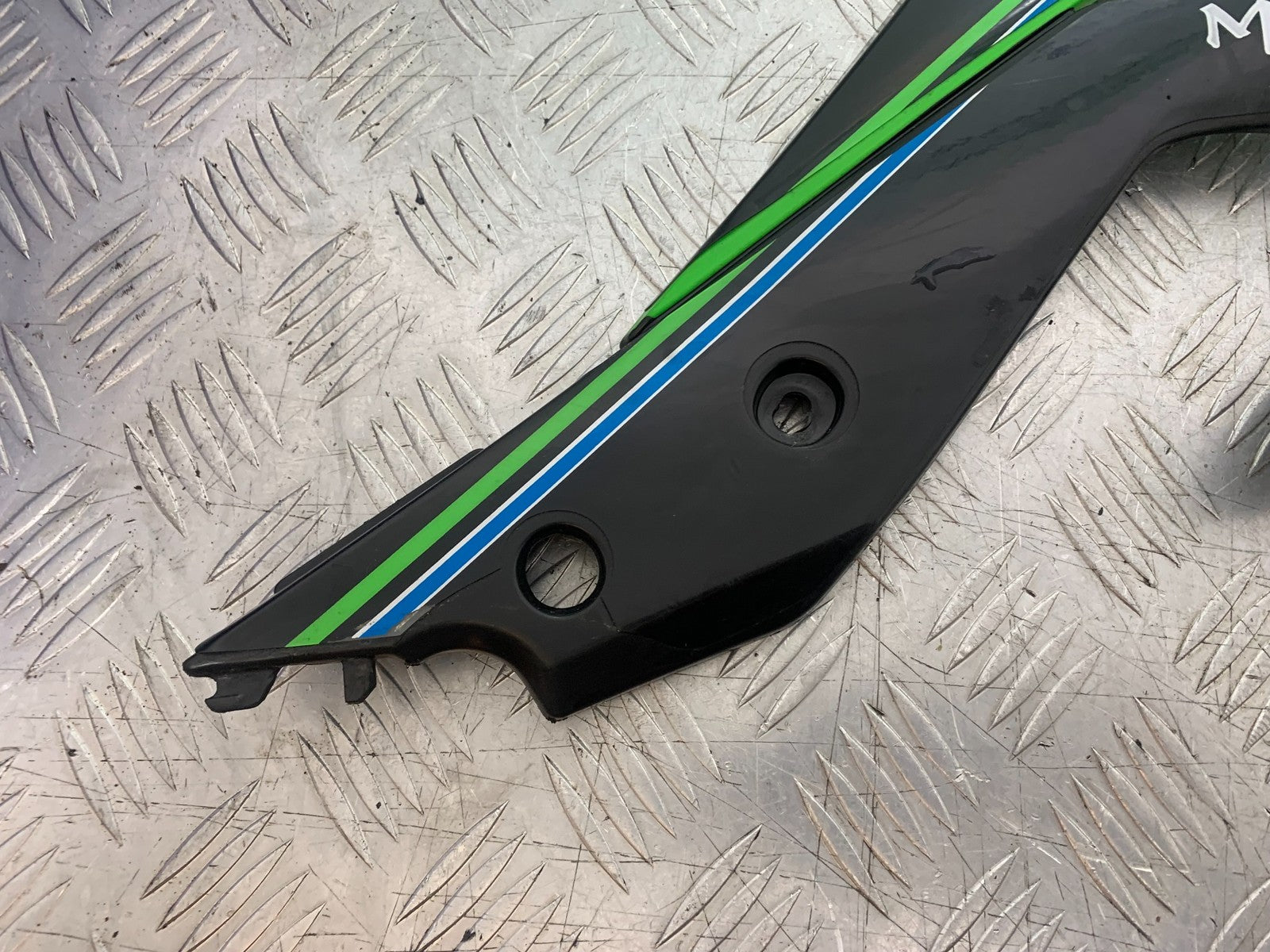 KAWASAKI KXF450 KXF 450 RIGHT RADIATOR COWL   YEAR 2013 CMB1217)