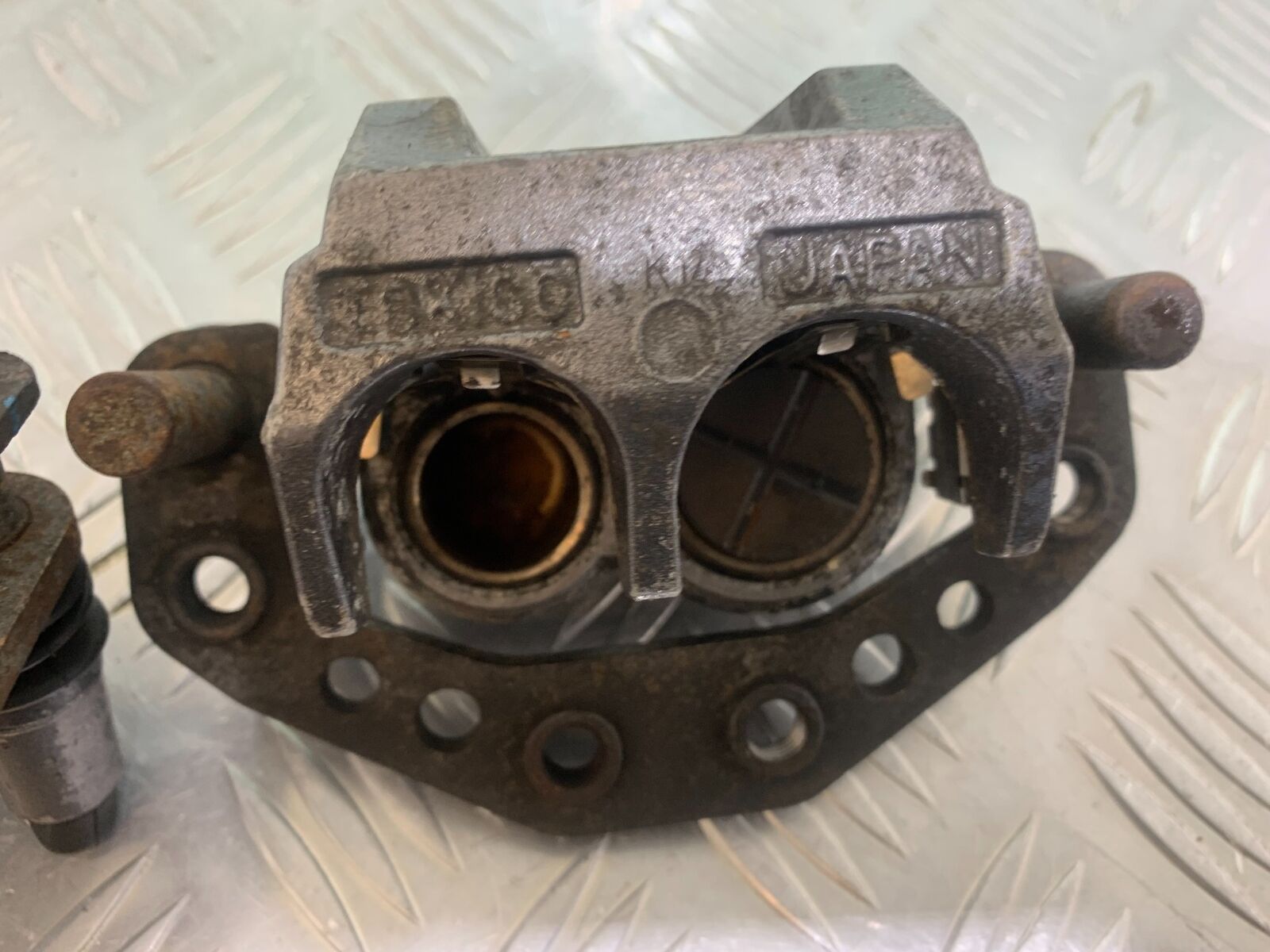 KAWASAKI ZR 750 ZEPHYR FRONT BRAKE CALIPERS YEAR 1991-95 (CMB1008)