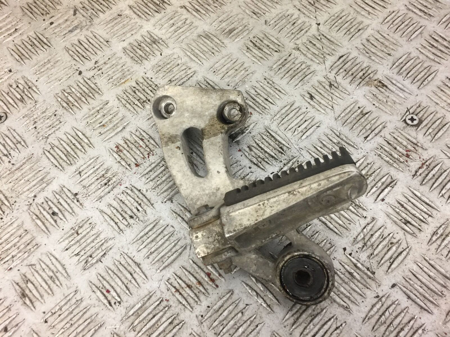 YAMAHA XJ900 XJ 900 DIVERSION LEFT REAR HANGER  YEAR 1994-2002 STOCK 488)