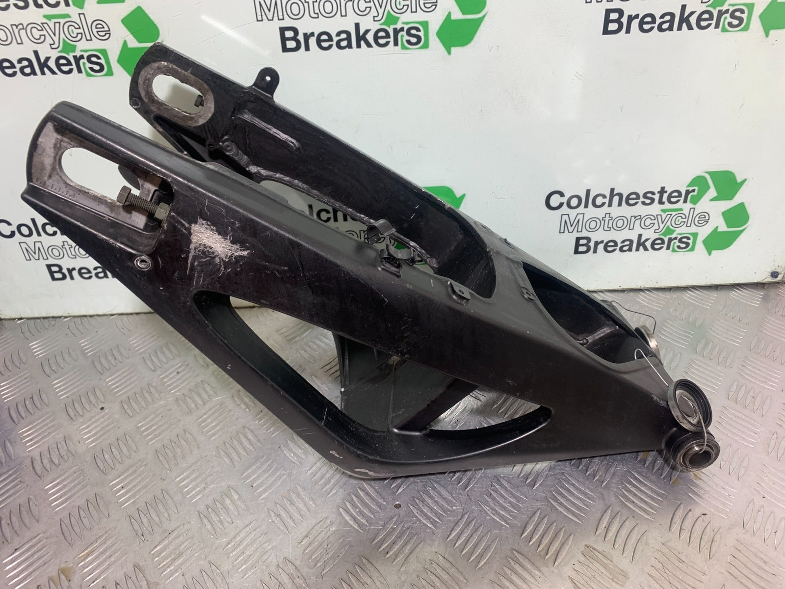 YAMAHA YZF R1 SWINGARM    YEAR 2004-2006 (CMB1155)